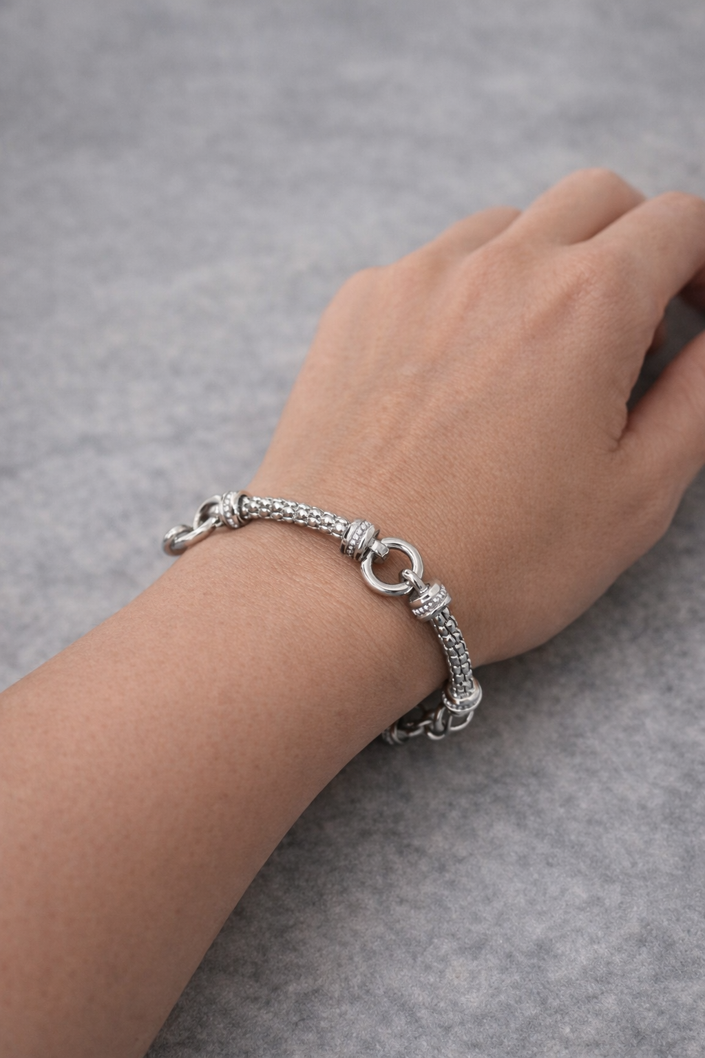 One hoop / one tone bracelet