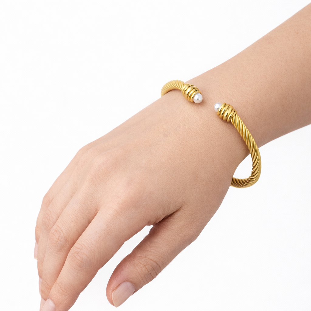 Gold & pearl bracelet
